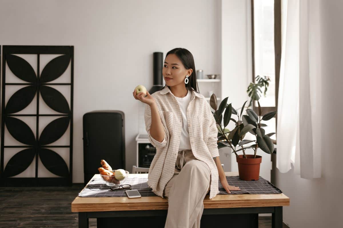 Une femme en tenue décontractée au bureau