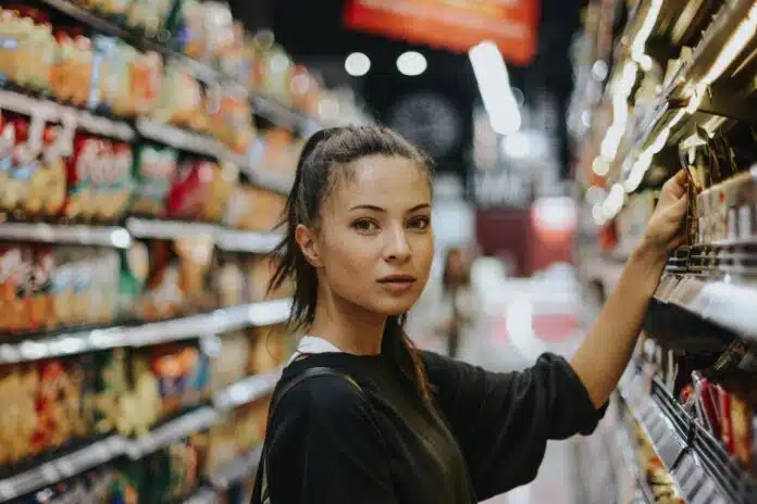 une femme dans un rayon de supermarché
